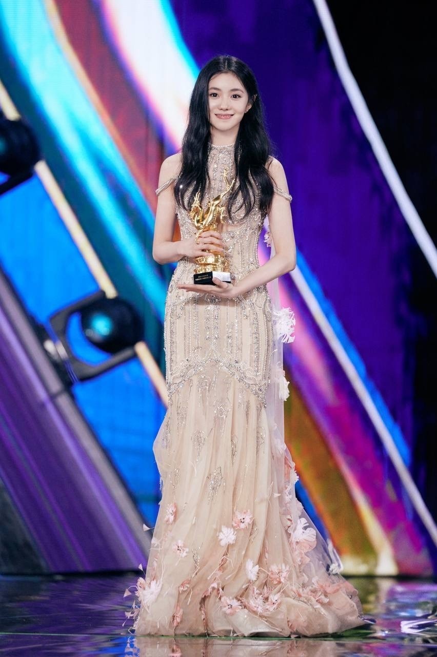 Tham dự đêm vinh danh phim Trung Quốc, nữ diễn viên Lưu Hạo Tồn chọn đầm nhà thiết kế Việt
