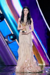 Tham dự sự kiện, nữ diễn Trung Quốc viên Lưu Hạo Tồn chọn đầm của nhà thiết kế Trà Linh