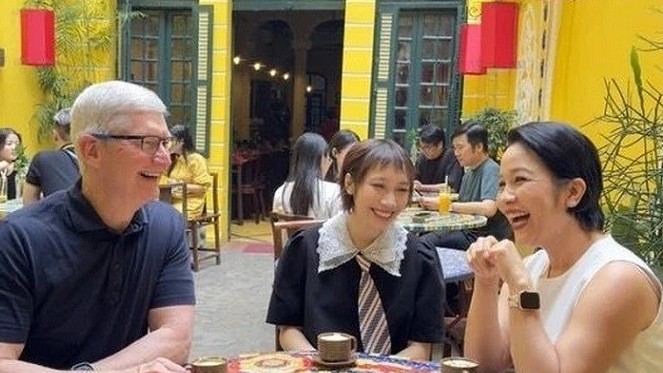 Ca sĩ Mỹ Linh, Mỹ Anh chia sẻ cảm xúc về bức ảnh gặp CEO Apple Tim Cook tại Hà Nội