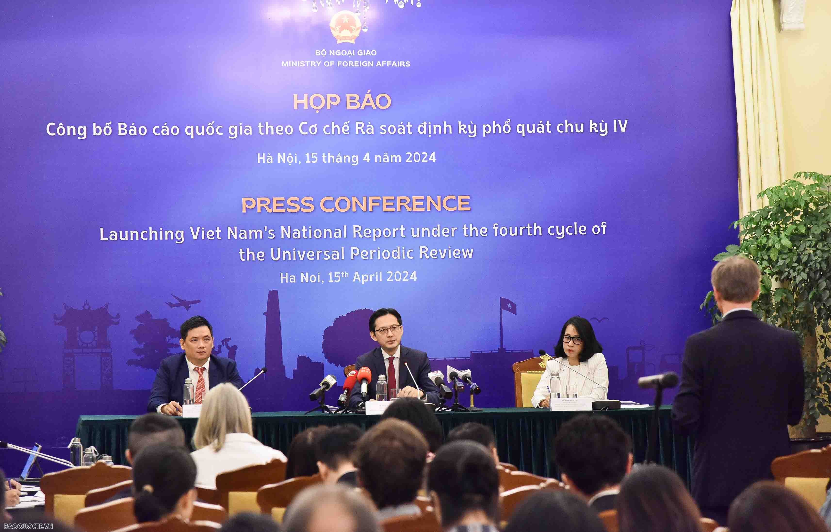 Thứ trưởng Ngoại giao Đỗ Hùng Việt chủ trì họp báo công bố Báo cáo quốc gia theo cơ chế rà soát định kỳ phổ quát chu kỳ IV. (Ảnh: Nguyễn Hồng)