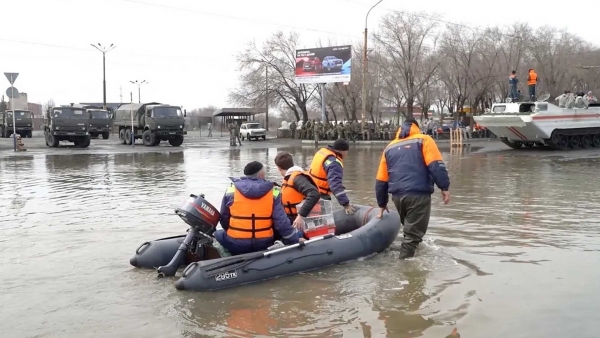 Điện thăm hỏi về tình hình lũ lụt tại Nga và Kazakhstan