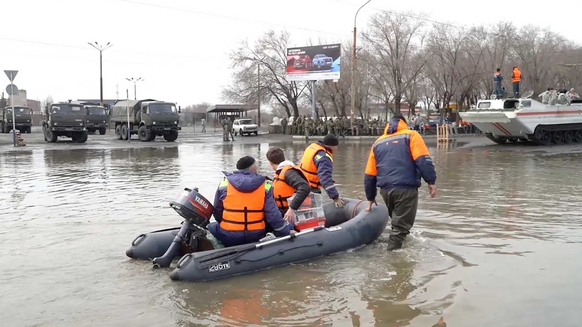 Lực lượng cứu hộ chèo thuyền trên đường phố ngập lụt ở Orsk, Nga. (Nguồn: Reuters)