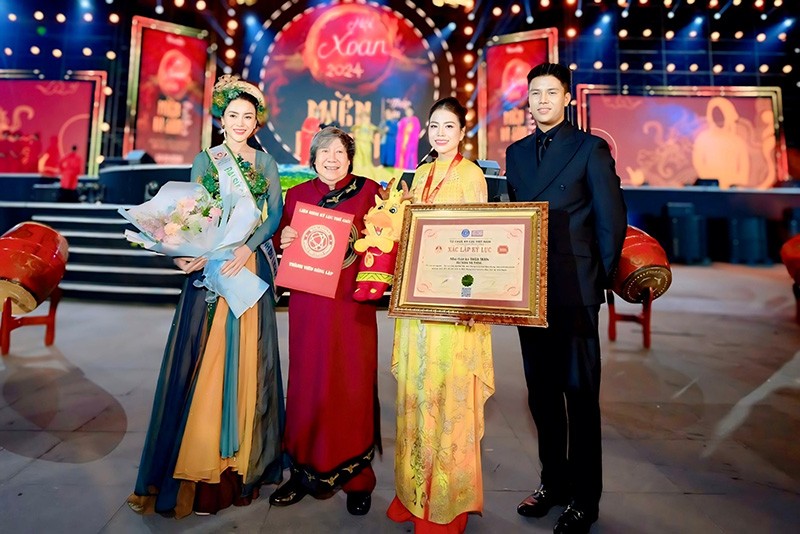 Từ trái sang: Hoa hậu Lý Kim Thảo; GS. Lê Văn Lan; NTK Thoa Trần và khách mời.
