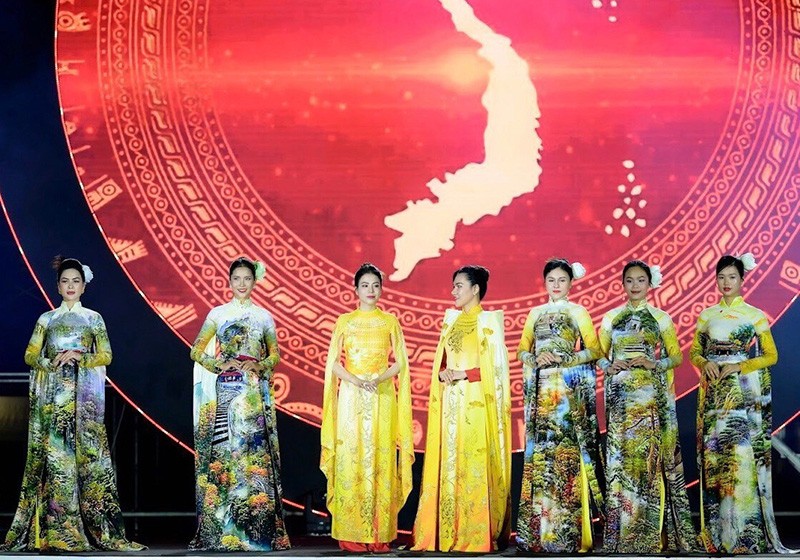 5 mẫu thiết kế độc đáo trong BST “Về với côi nguồn” của NTK Thoa Trần được trình diễn trong chương trình “Miền di sản”.