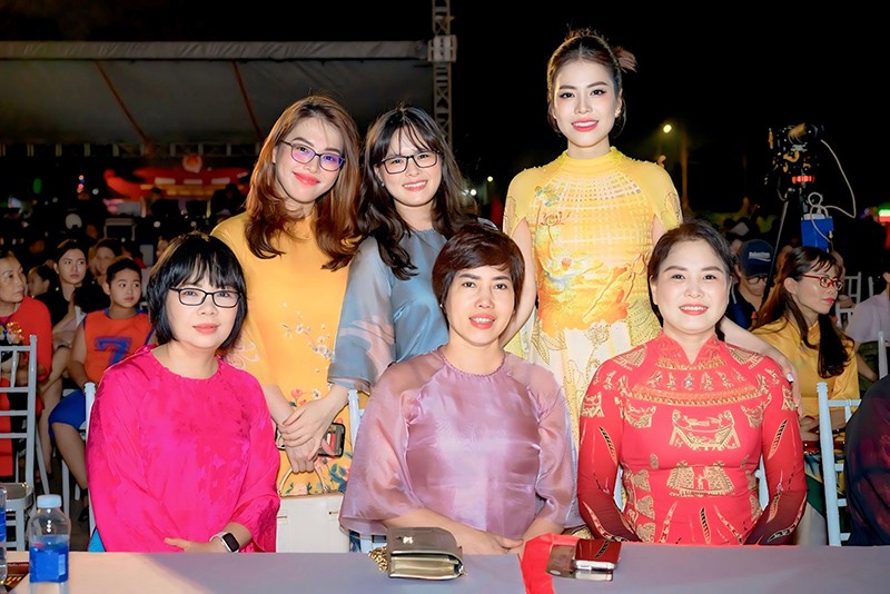 Các khách mời tham dự chương trình “Miền di sản” cùng NTK Thoa Trần (Ngoài cùng bên phải).