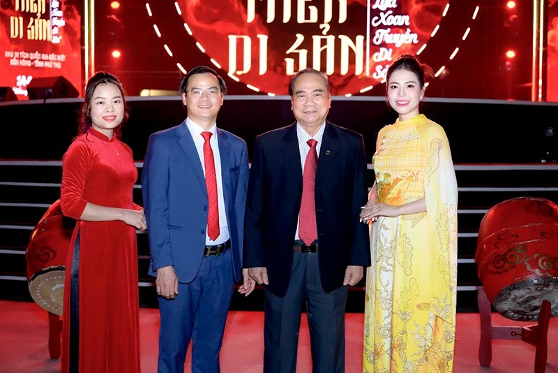 NTK Thoa Trần (ngoài cùng bên phải) cùng các đại biểu tham dự chương trình “Miền di sản” tại Hội Xoan Phú Thọ năm 2024.