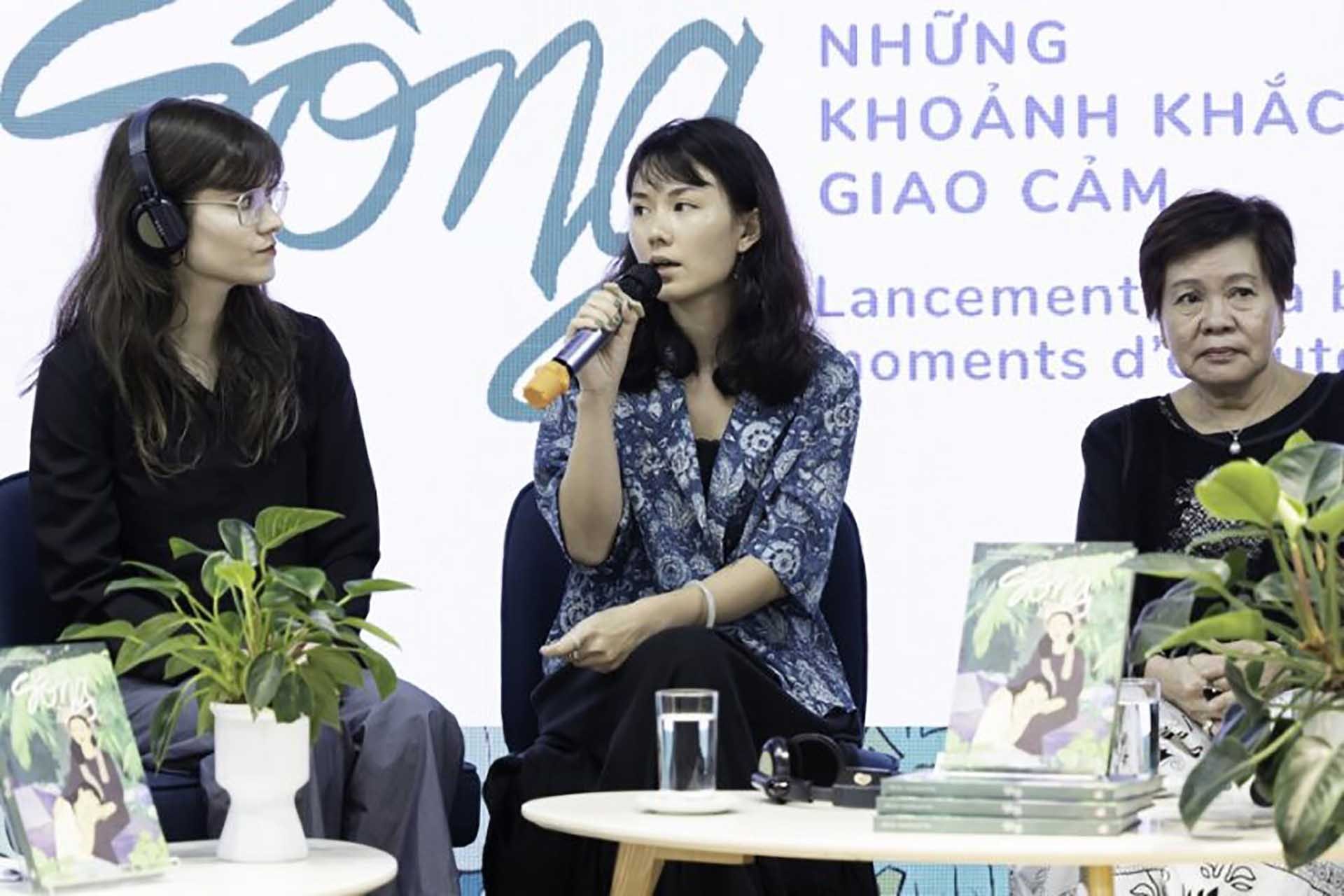 Tác giả Hải Anh (ngồi giữa) tại lễ ra mắt sách tại Việt Nam. (Ảnh: Giáng Ngọc)