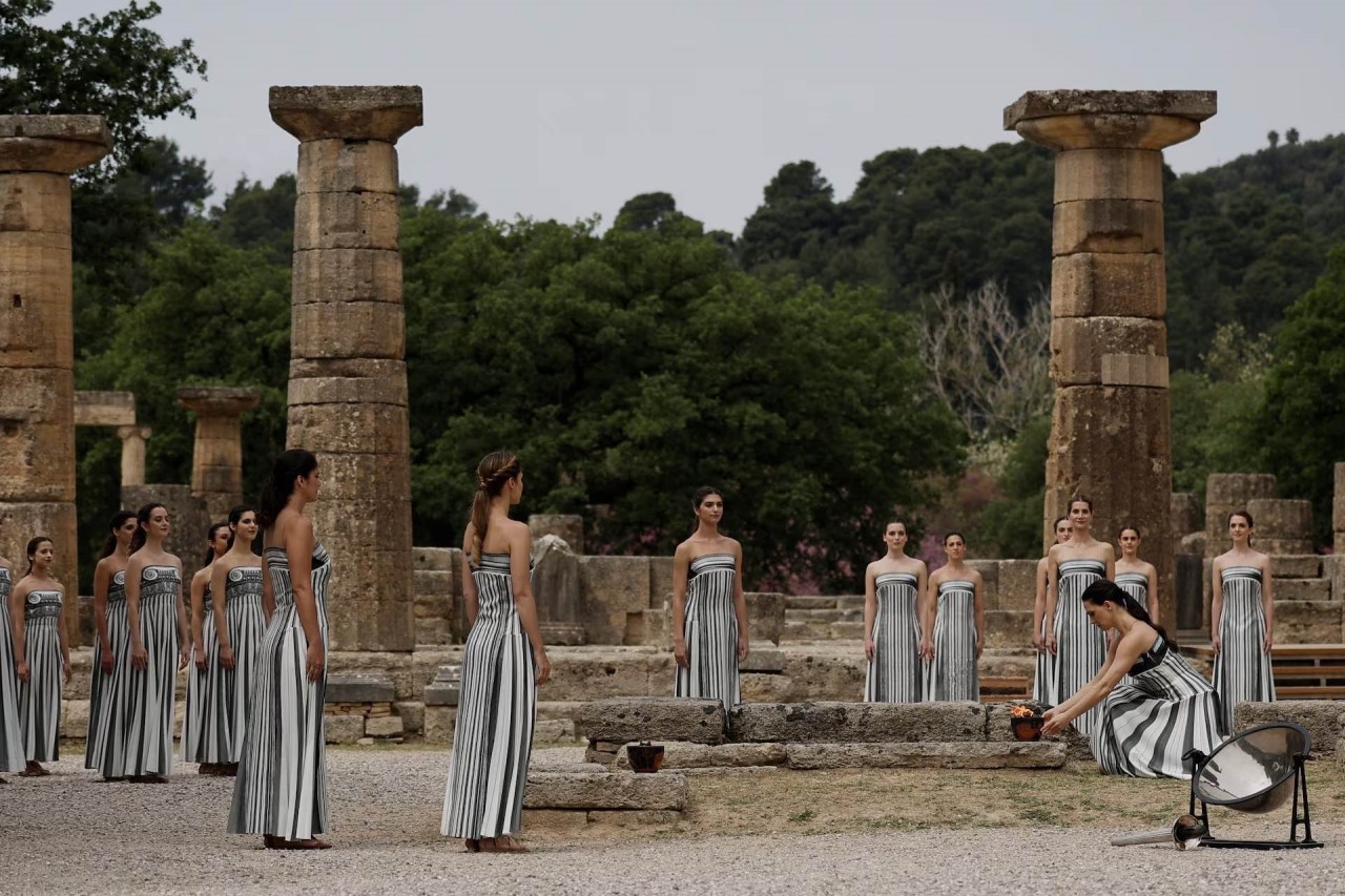Olympic Paris 2024: Ngọn đuốc biểu tượng chính thức được thắp tại thị trấn Olympia cổ đại