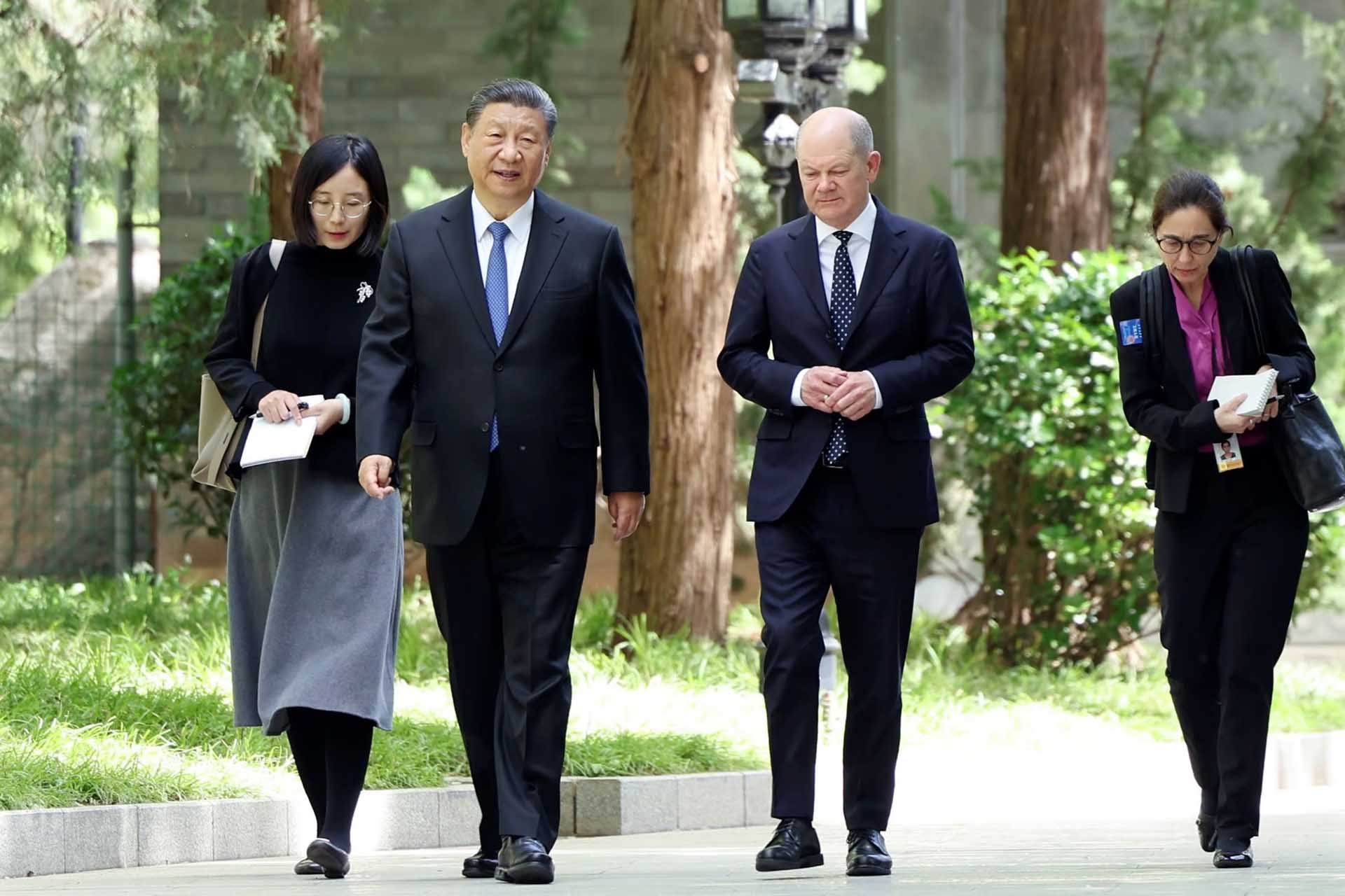 Chủ tịch Trung Quốc Tập Cận Bình và Thủ tướng Đức Olaf Scholz (phải) tại Bắc Kinh ngày 16/4. (Nguồn: AFP/Getty Images)