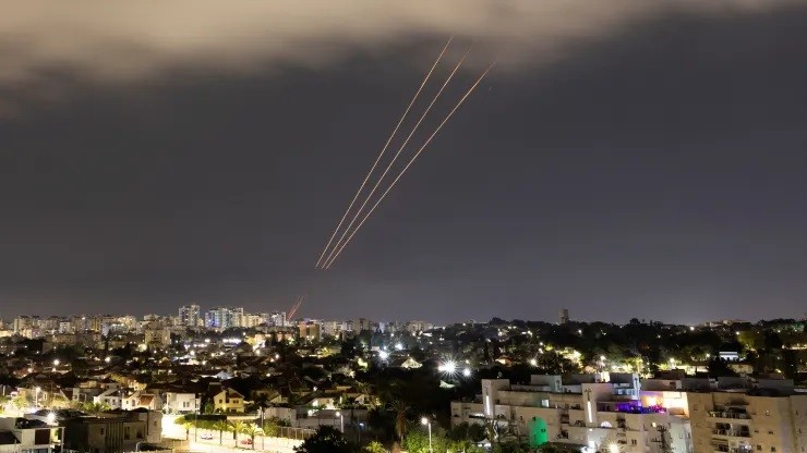 Hệ thống chống tên lửa hoạt động sau khi Iran phóng máy bay không người lái và tên lửa về phía Israel, ngày 14/4. (Nguồn: Reuters)