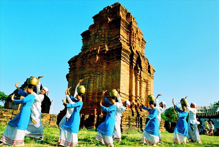 The Ka Te Festival of the Cham people is held annually at the Cham tower of Po Sah Inu. (Photo: VNP/VNA)