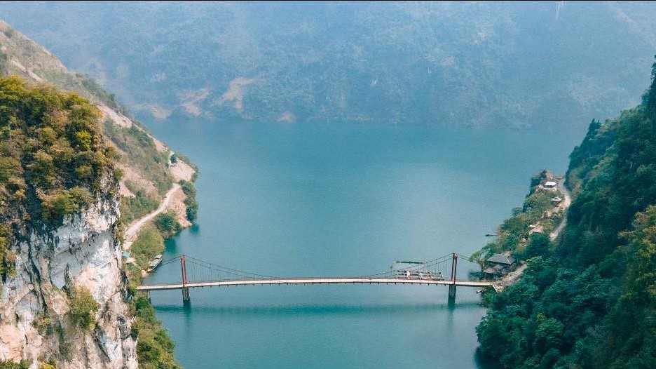 Ngắm cây cầu treo vắt ngang sông đẹp như tranh ở Điện Biên