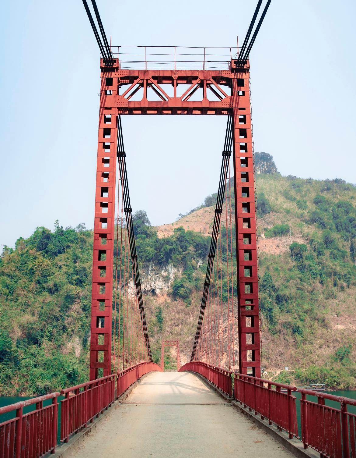 Cầu treo vắt ngang sông thơ mộng và hùng vỹ, cảnh đẹp như tranh ở Điện Biên