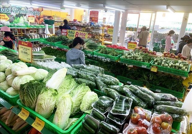 People shop at a Bach Hoa Xanh mini-mart in Ho Chi Minh City. (Photo: VNA)