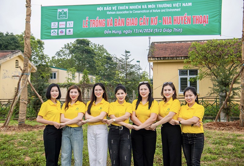 Doanh nhân Thoa Chu (Thứ ba từ phải sang) cùng các cộng sự trong mạng lưới Happy Women Leader Network tham gia trồng cây tại Đền Hùng.