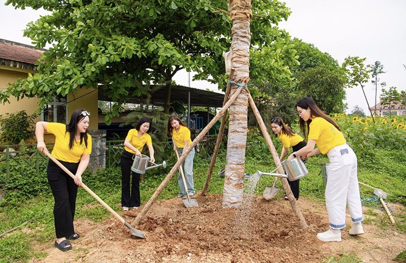 Các nữ doanh nhân trong mạng lưới HWLN trồng cây tại Đền Hùng.
