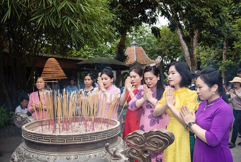 Lễ dâng hương của các nữ doanh nhân HWLN tại Đền Hùng.