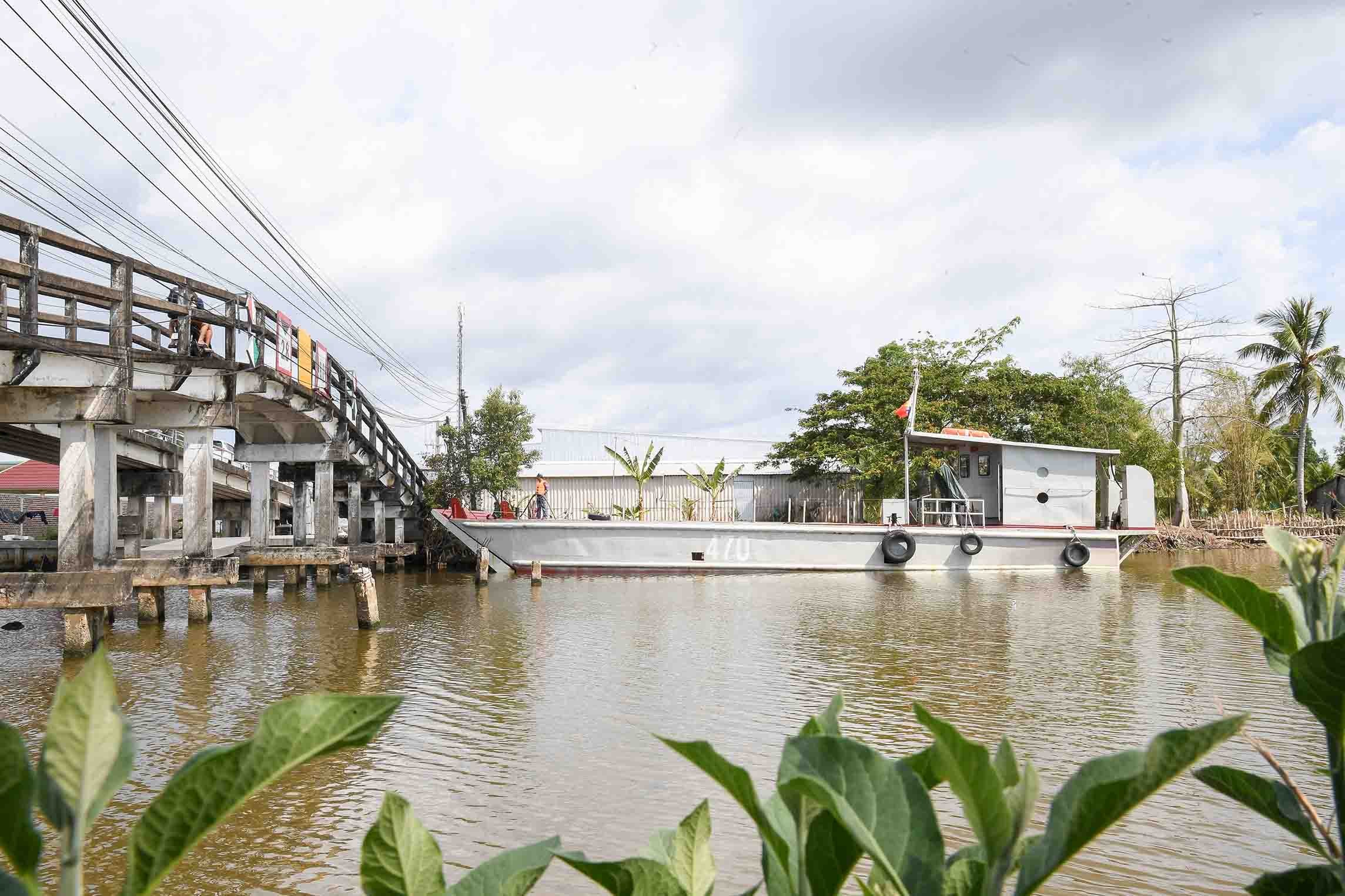 Tàu 470 cấp nước cho người dân xã Khánh Lâm, huyện U Minh. (Ảnh: Văn Định)