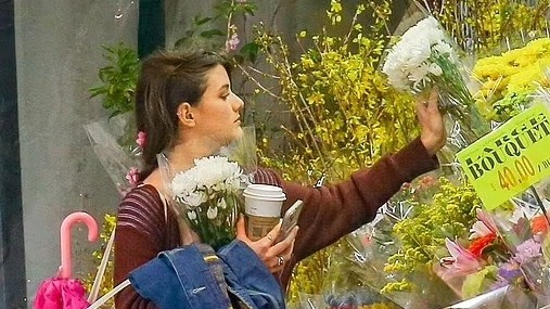 Suri Cruise che ô màu hồng và chọn hoa trắng trong ngày sinh nhật tuổi 18