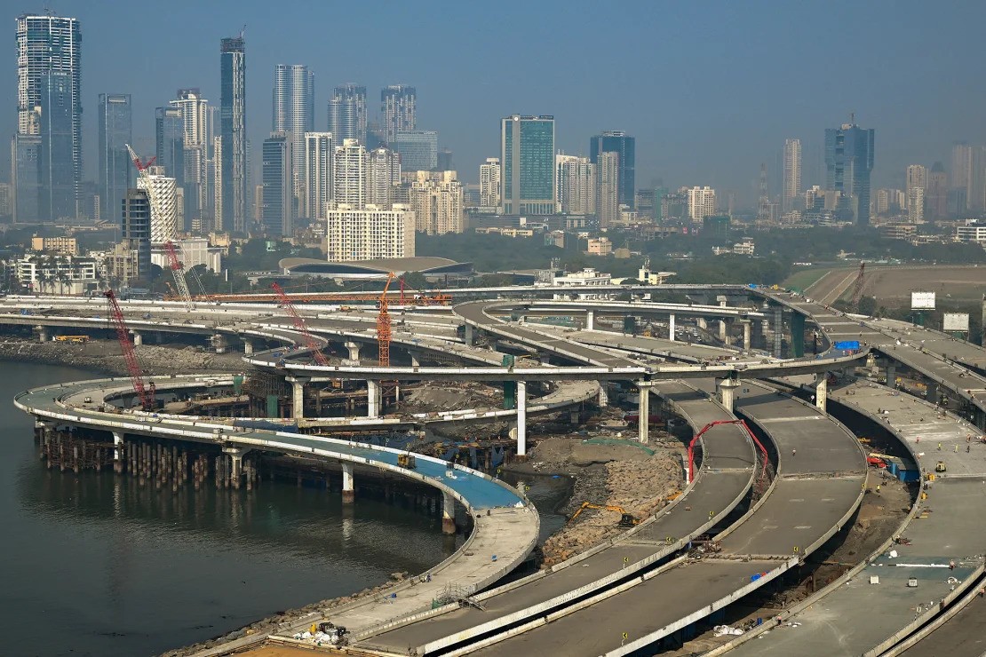 Phần đường cao tốc Coastal Road đang xây dựng dọc theo bờ biển Mumbai, Ấn Độ. (Nguồn: Getty Images)