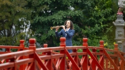 Loạt địa danh nổi tiếng Hà Nội xuất hiện trên nền tiếng kèn saxophone của Kenny G