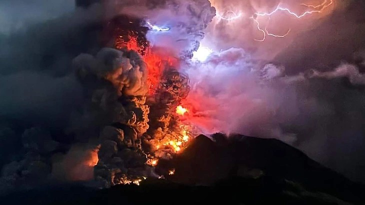 Hàng nghìn hành khách bị hoãn chuyến bay do núi lửa phun trào tại Indonesia
