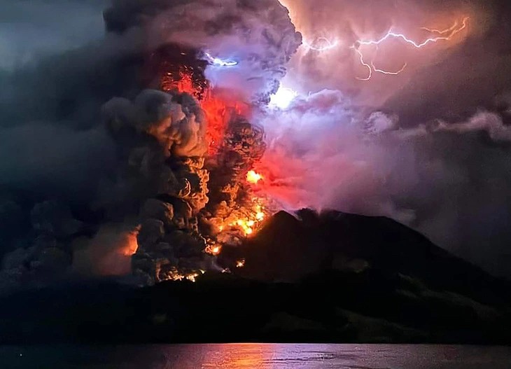 Hàng nghìn hành khách bị hoãn chuyến bay do núi lửa phun trào tại Indonesia