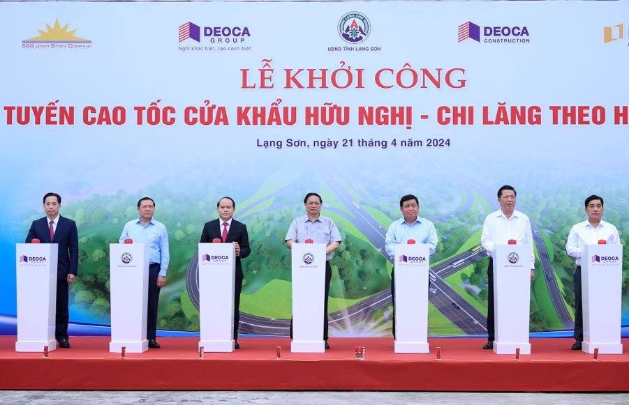 Thủ tướng Chính phủ Phạm Minh Chính và lãnh đạo các bộ ngành, địa phương phát lệnh khởi công Dự án Cao tốc Chi Lăng-Hữu Nghị. (Nguồn: VGP News)