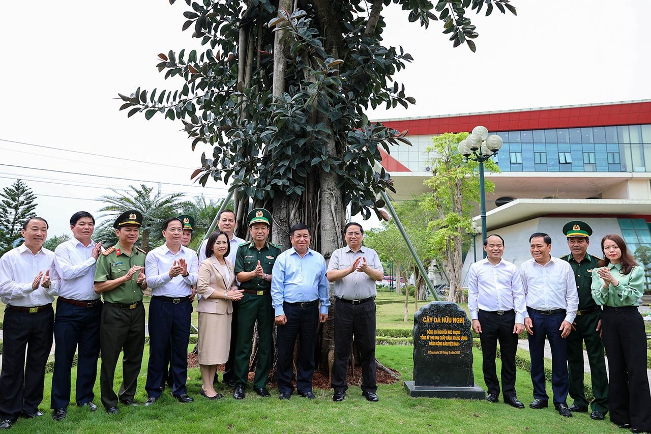 Thủ tướng thăm cây đa do Tổng Bí thư Nguyễn Phú Trọng trồng trong khuôn viên cửa khẩu nhân chuyến thăm, làm việc của Tổng Bí thư tại tỉnh Lạng Sơn tháng 8/2023 - Ảnh: VGP/Nhật Bắc