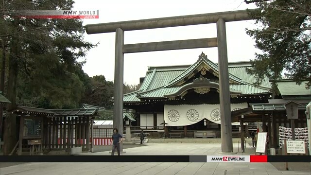 Đền Yasukuni, được xây dựng vào năm 1869 bởi Hoàng đế Meiji, nhằm tưởng nhớ cái chết của 2,5 triệu binh lính và thường dân Nhật Bản đã chết trong các cuộc chiến tranh ở thế kỷ 19 và 20, trong đó có 14 nhà lãnh đạo thời chiến của Nhật Bản bị tòa án Đồng minh kết án là tội phạm chiến tranh. Ngôi đền Yasukuni bị Bắc Kinh và Seoul coi là biểu tượng cho sự xâm lược quân sự trong quá khứ của Nhật Bản. 