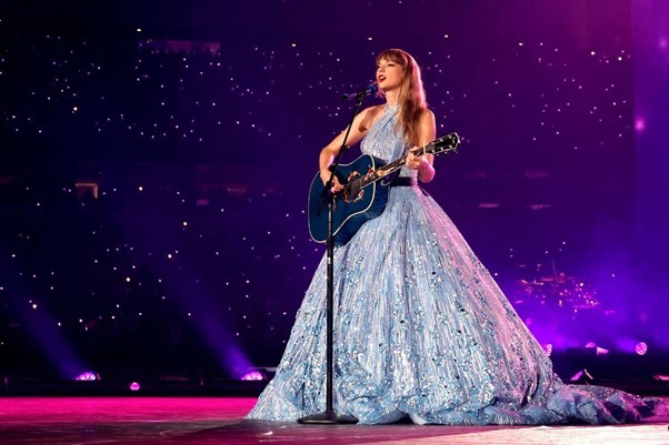 “Công chúa nhạc đồng quê” Taylor Swift với hình ảnh cây đàn guitar quen thuộc. (Nguồn: People.com)