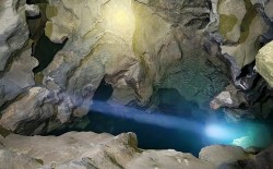 Phát hiện một hang động ở Thanh Hóa có nước ngầm chảy bên trong, nhiều thạch nhũ lấp lánh