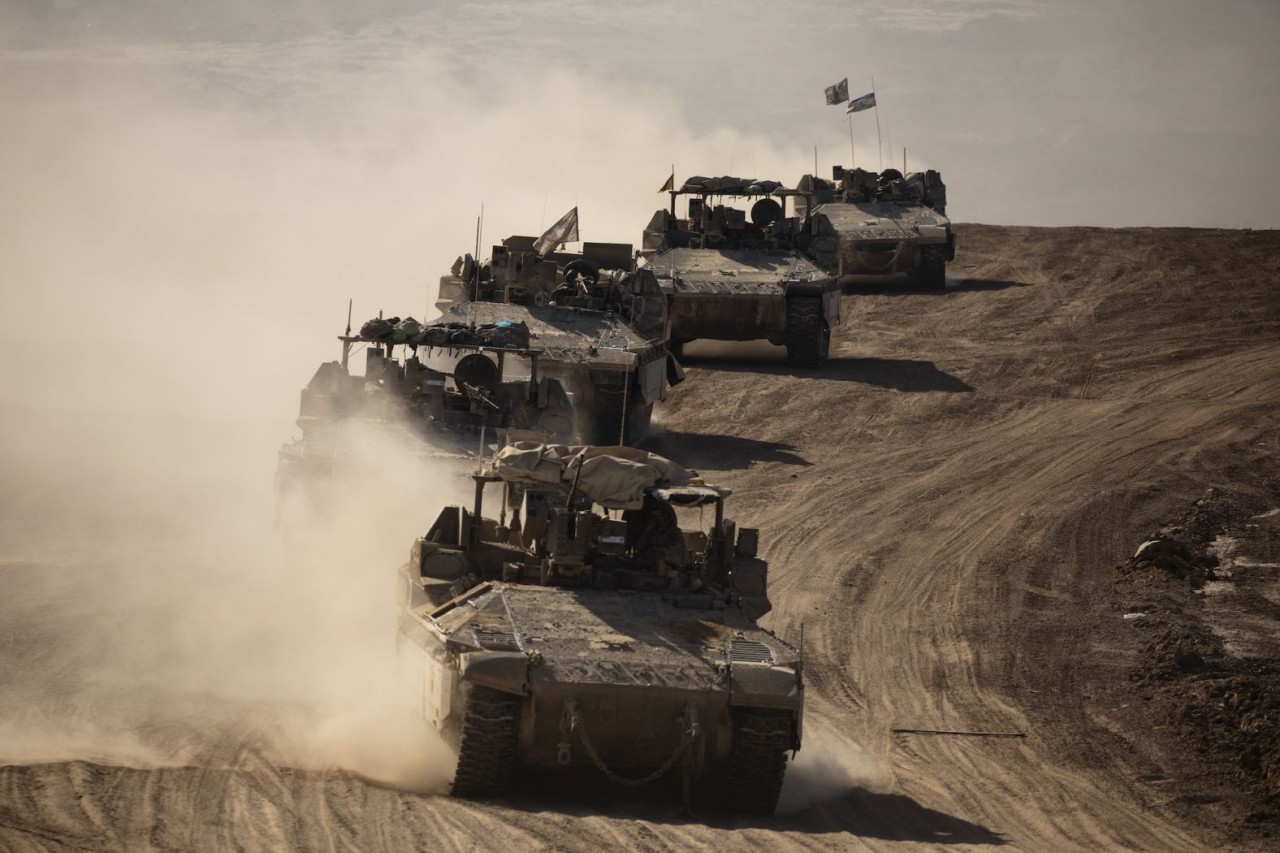 Những chiếc xe bọc thép của Israel di chuyển dọc biên giới Israel-Gaza sau khi rời dải đất của Palestine này vào ngày 17/4. (Nguồn: Getty)