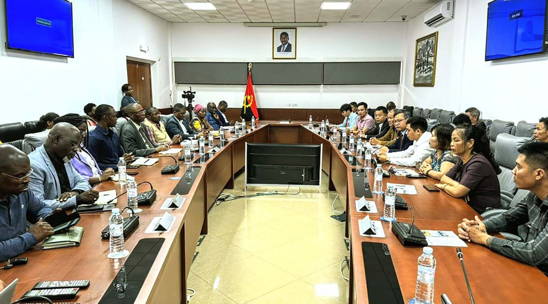 Thúc đẩy hợp tác đầu tư, bảo hộ công dân giữa tỉnh Malanje, Angola và Việt Nam