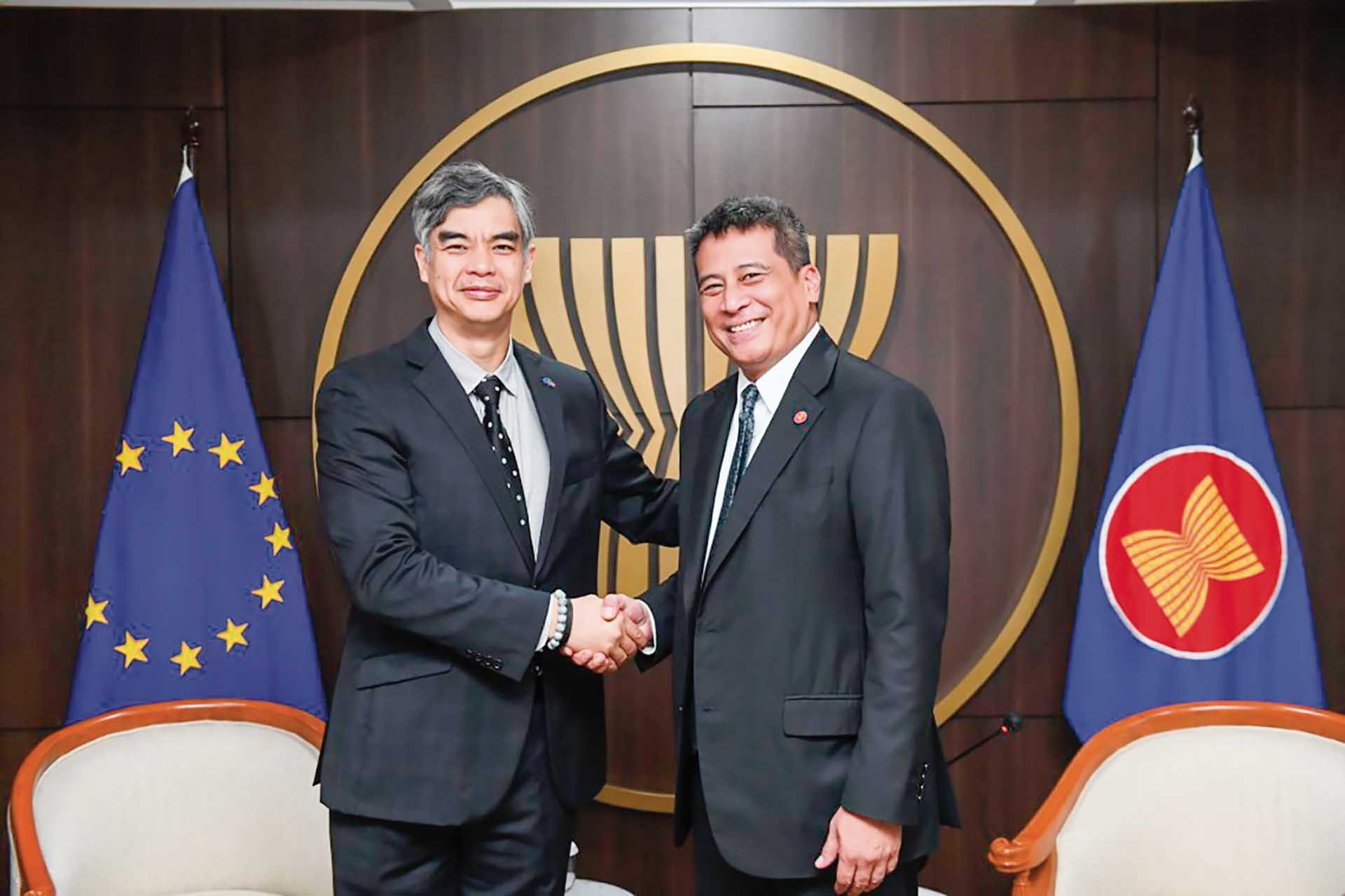 Phó Tổng thư ký ASEAN phụ trách Cộng đồng Văn hóa - Xã hội ASEAN Nararya Sanggramawijaya Soeprapto (phải) và Đại sứ Sujiro Seam ngày 5/3/2024. 