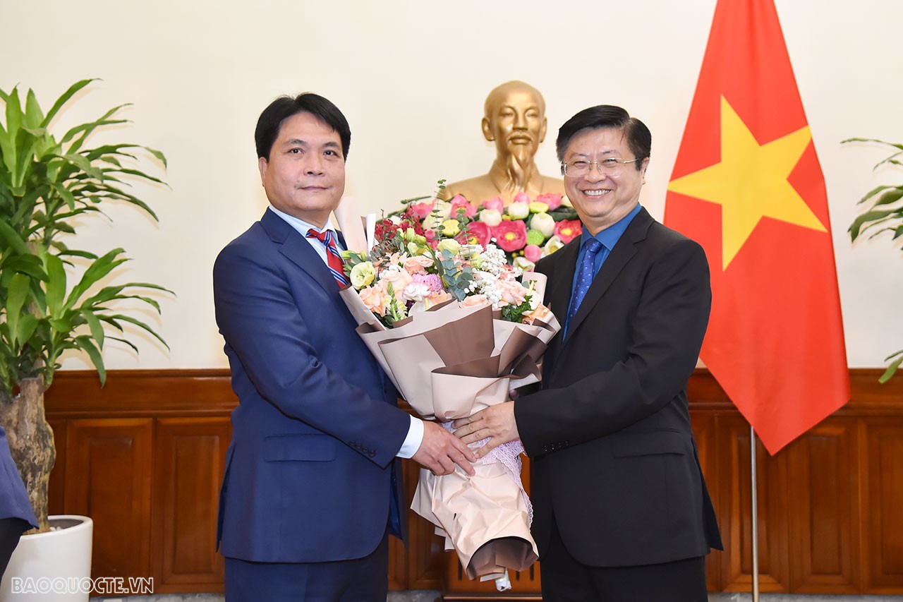 Bộ trưởng Ngoại giao Bùi Thanh Sơn trao quyết định bổ nhiệm 2 Tổng Lãnh sự Việt Nam ở nước ngoài