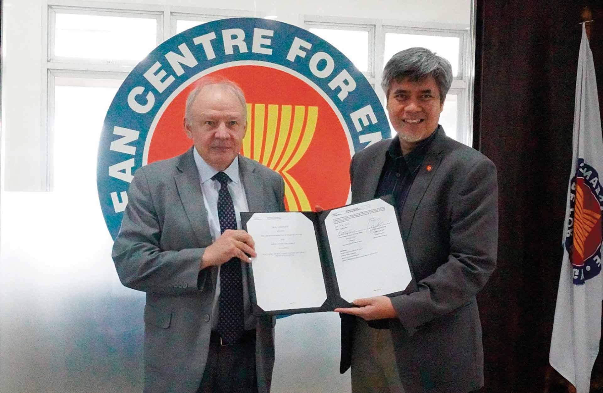 Đại sứ Kjell Tormod Pettersen (trái) và Giám đốc điều hành Trung tâm năng lượng ASEAN (ACE), Tiến sĩ Nuki Agya Utama ký thỏa thuận ACCEPT Giai đoạn II, tháng 11/2022.