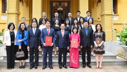 Bộ trưởng Ngoại giao Bùi Thanh Sơn trao quyết định bổ nhiệm 2 Tổng Lãnh sự Việt Nam ở nước ngoài
