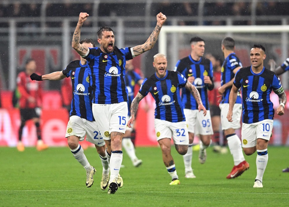 Phút 18, Pavard kiến tạo để Acerbi ghi bàn mở tỷ số trận đấu cho Inter Milan.