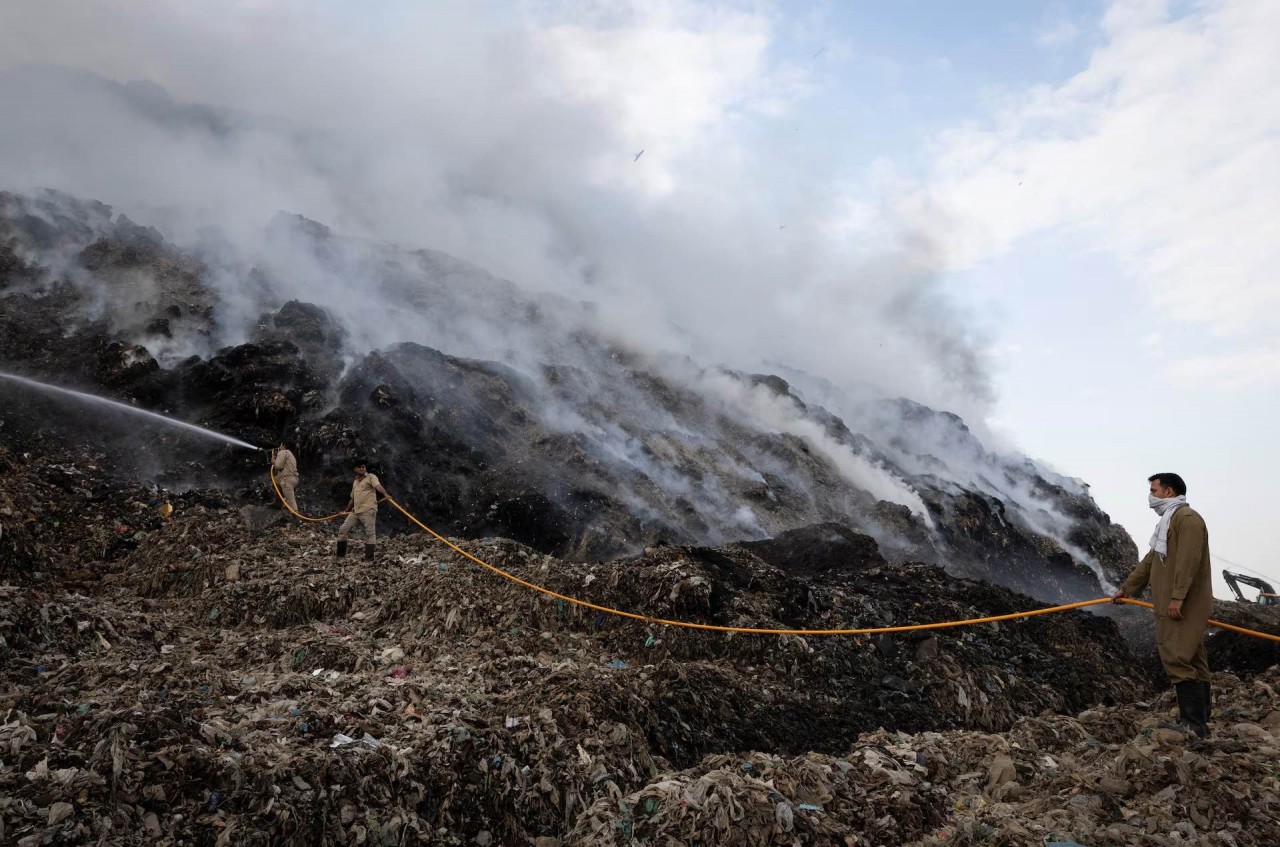 Tình trạng ô nhiễm nghiêm trọng do cháy bãi rác ở New Delhi, Ấn Độ