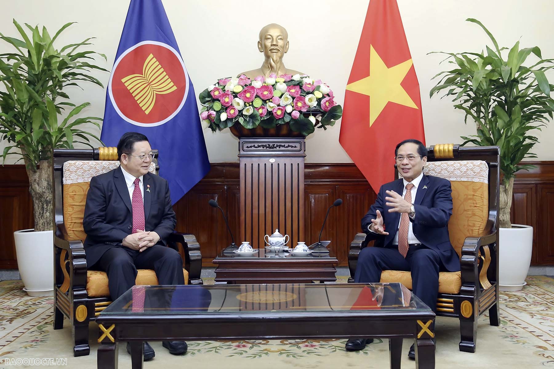 Bộ trưởng Ngoại giao Bùi Thanh Sơn tiếp Tổng Thư ký ASEAN Kao Kim Hourn