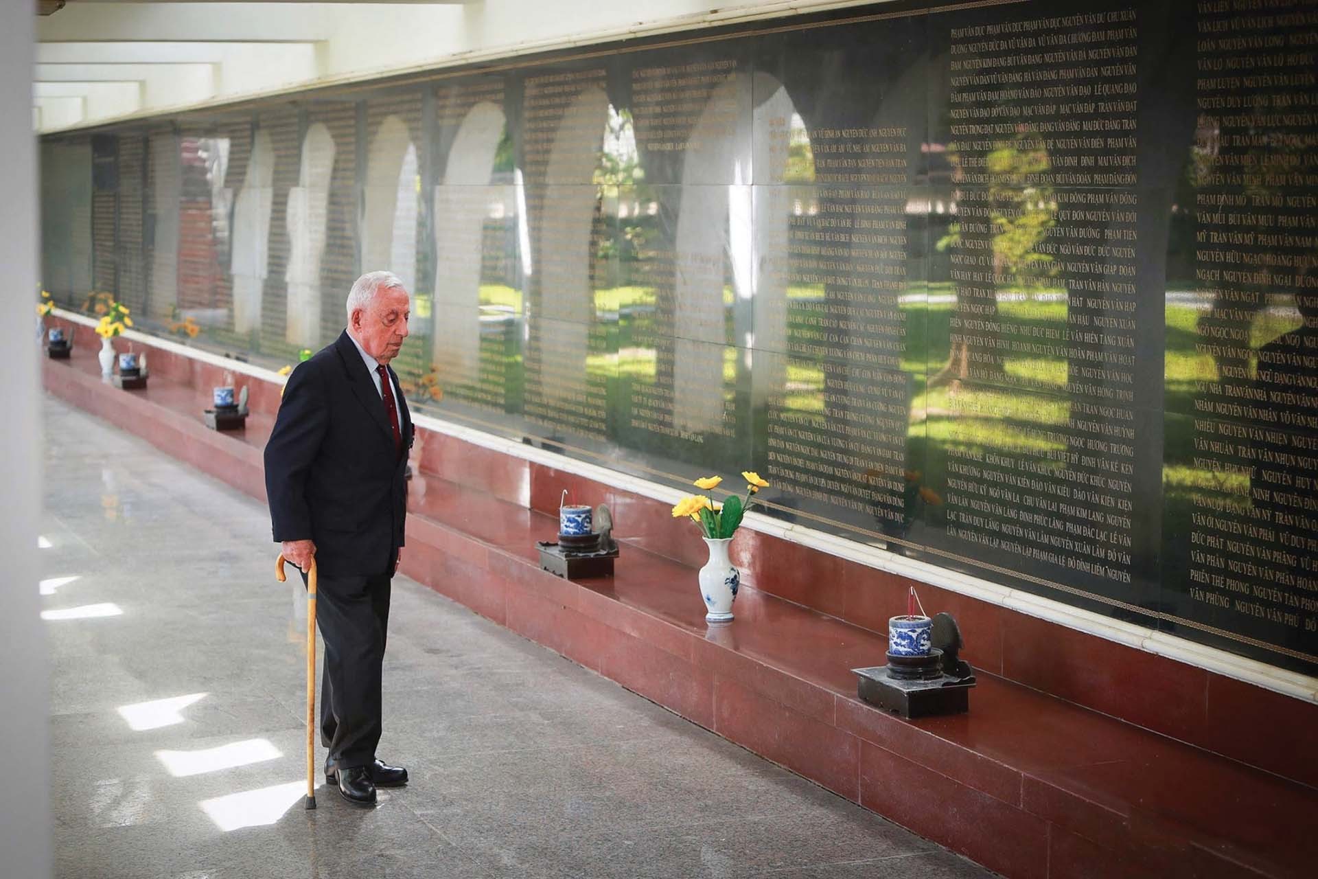 Ngày 3/11/2018, ông Jacques Allaire, 94 tuổi, một cựu sĩ quan Quân đội Pháp tham chiến tại Điện Biên Phủ năm 1954, đứng trước một tấm bia đá tưởng niệm các liệt sĩ Việt Nam hy sinh trong chiến dịch Điện Biên Phủ. Đây là lần thứ 3 ông trở lại thăm Việt Nam