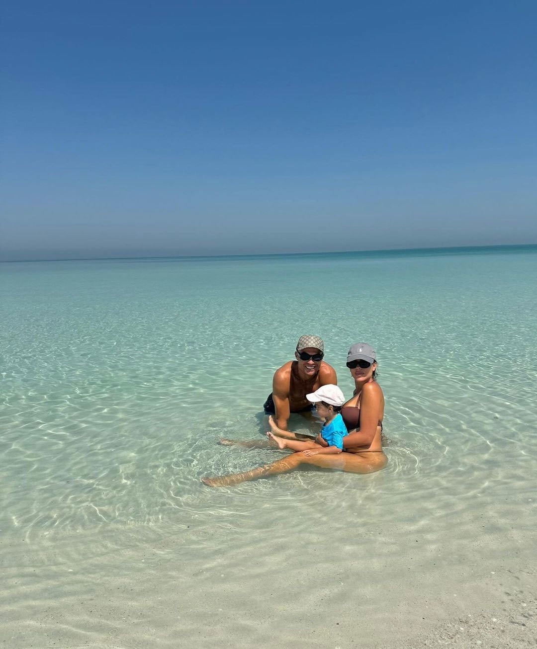 Siêu sao Ronaldo và bạn gái đồng loạt khoe ảnh gia đình nghỉ dưỡng ở resort xa hoa tại Biển Đỏ