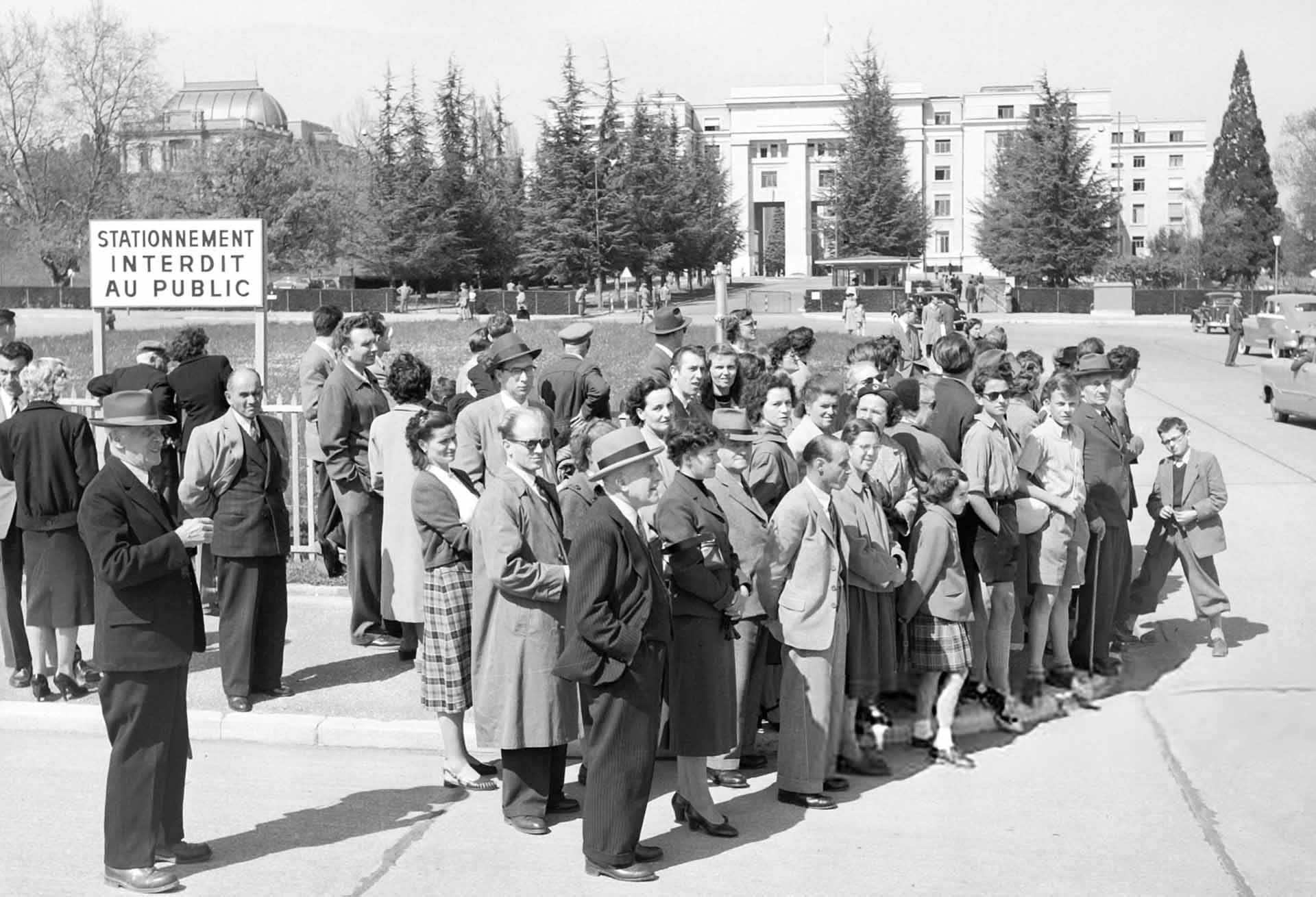 Nhiều người đứng trước tòa nhà nơi diễn ra Hội nghị Geneva, năm 1954.