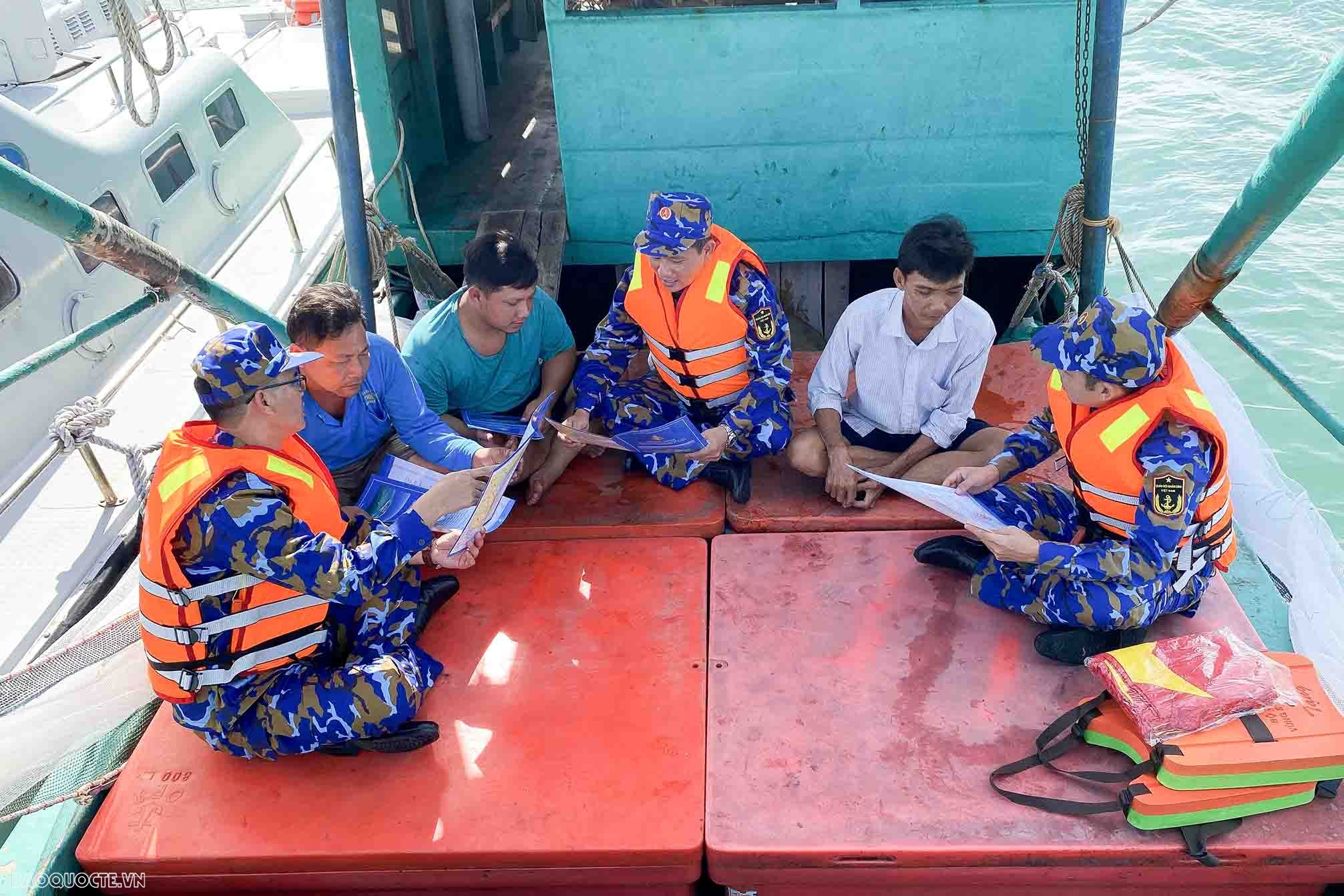 Đoàn công tác của Lữ đoàn 127, Vùng 5 Hải quân tuyên truyền chống khai thác IUU cho ngư dân