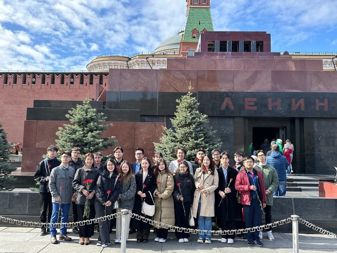 Người Việt trẻ tại Nga tổ chức nhiều hoạt động kỷ niệm 154 năm Ngày sinh Lãnh tụ Vladimir Lenin