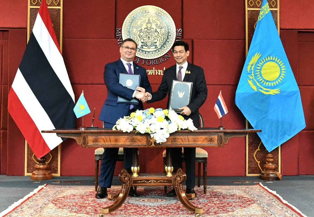 với Phó Thủ tướng, Ngoại trưởng Thái Lan và người đồng cấp Kazakhstan Murat Nurtleu Parnpree Bahiddha-Nukara trong chuyến thăm Bangkok ngày 23/4/2024. (Nguồn: gov.kz)