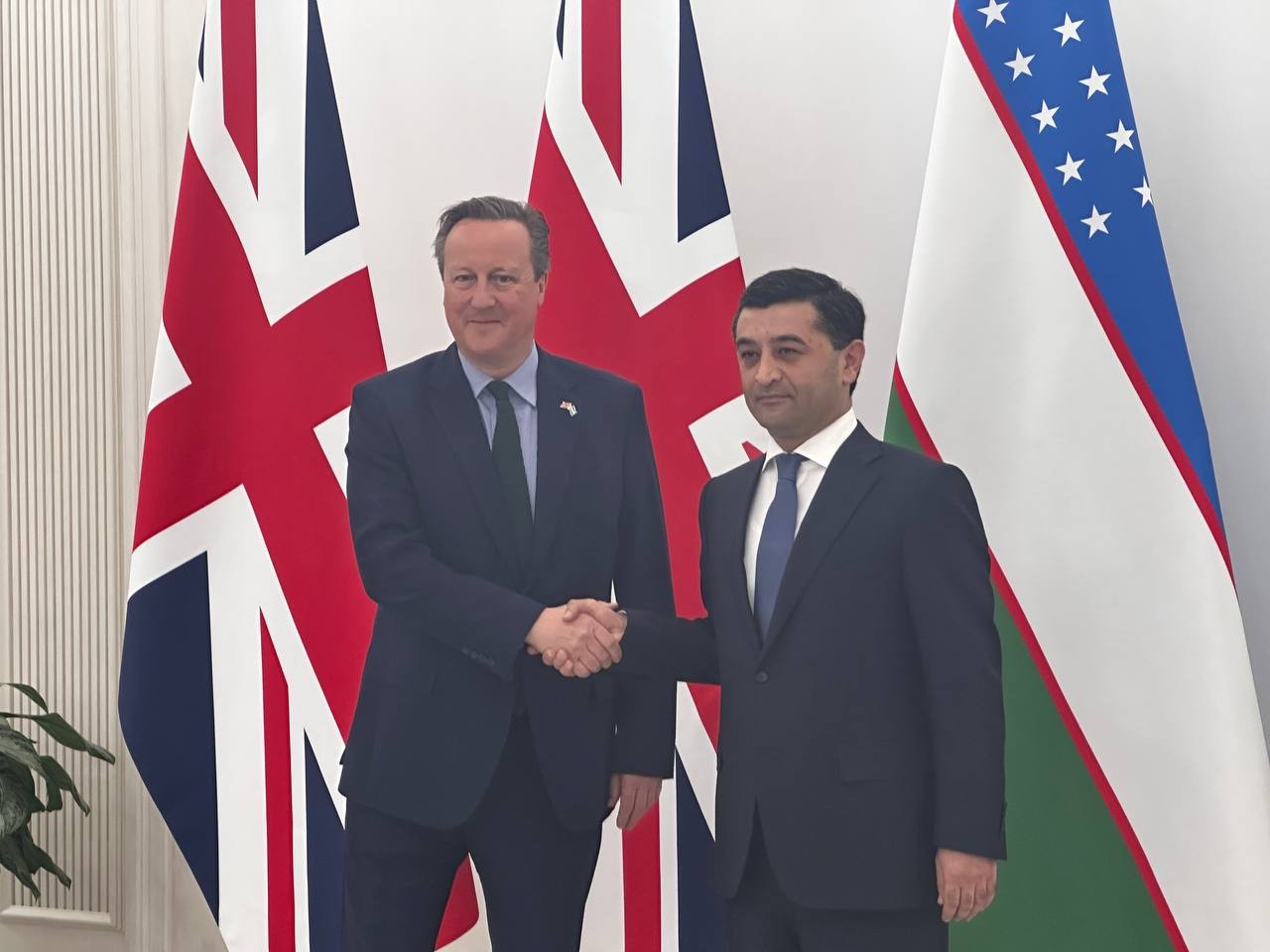 Ngoại trưởng Uzbekistan Bakhtiyor Saidov và người đồng cấp Anh David Cameron tại thủ đô Tashkent của Uzebkistan ngày 23/4/2024. (Nguồn: kun.uz)