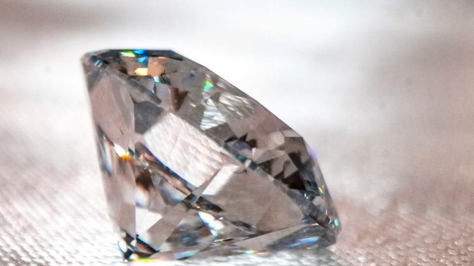 Viên kim cương nhân tạo đầu tiên trên thế giới được tạo ra từ chiết xuất hoa mẫu đơn đỏ