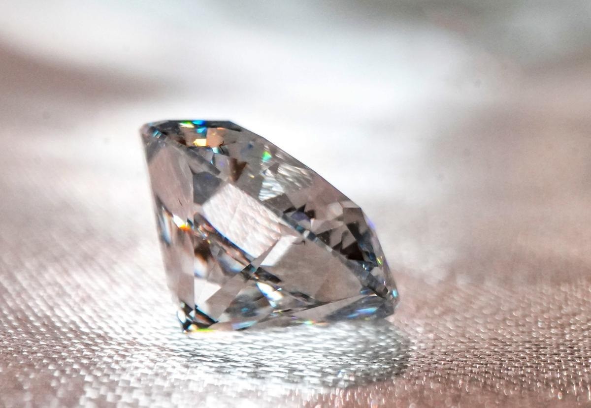 Viên kim cương đầu tiên trên thế giới được tạo ra từ hoa mẫu đơn đỏ